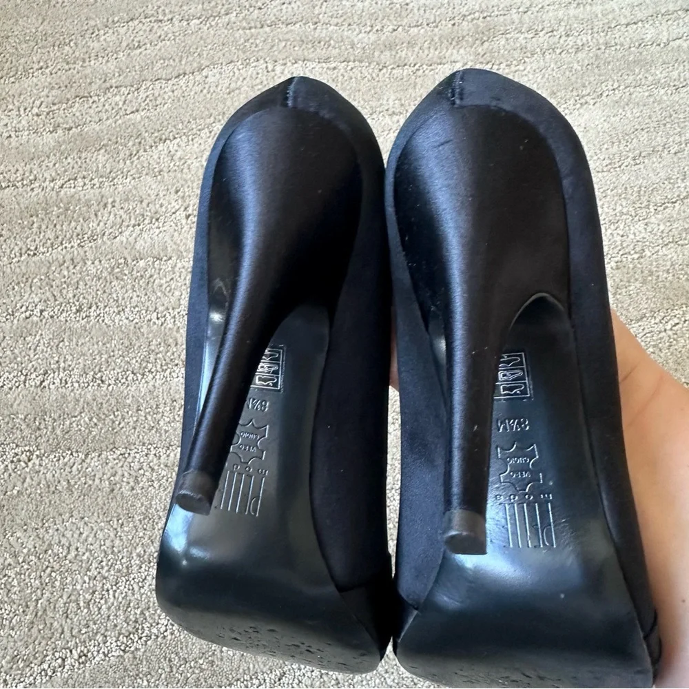 Pelle Moda Lynn Silk Peep Toe Pleated Crystal Platform Heel Pumps Black Size 8.5